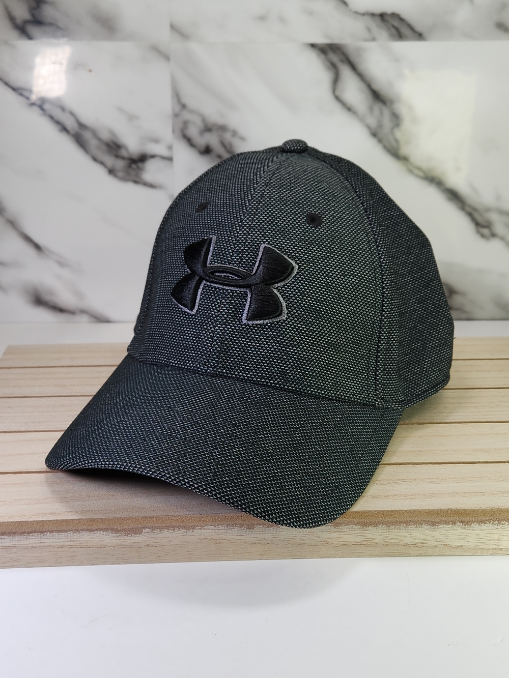 Under Armour Cap. Fitted Curved-Brim Baseball Cap. Size L